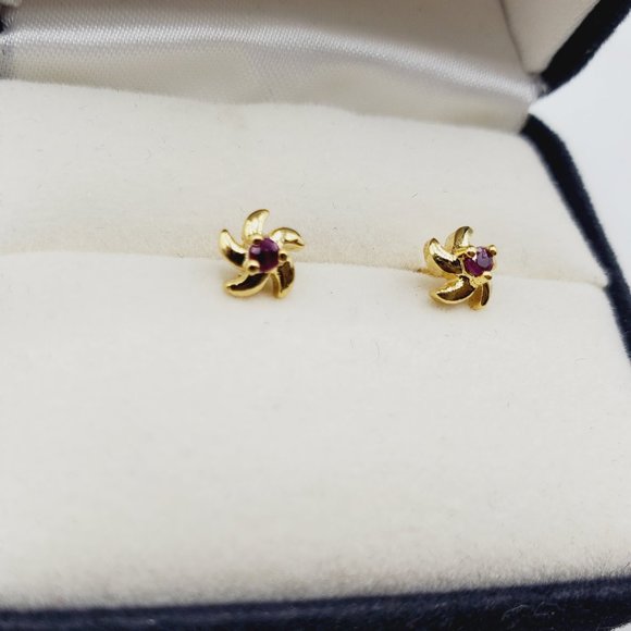 💝NEW VINTAGE 18K GOLD PLATED GENUINE RUBY STUD EARRINGS - Picture 3 of 5